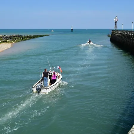 Le Petit - Entre Le Port Et La *