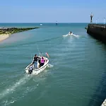 Le Petit - Entre Le Port Et La *