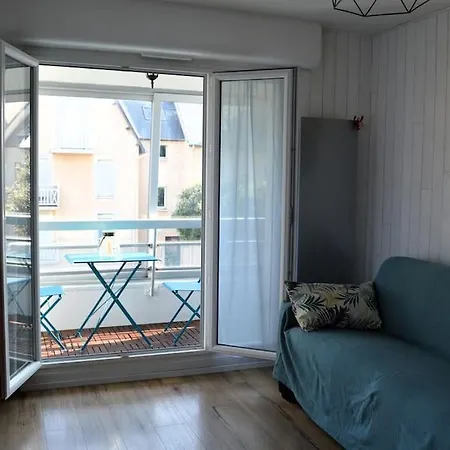 Le Petit - Entre Le Port Et La