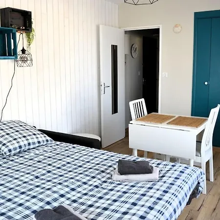 Le Petit - Entre Le Port Et La