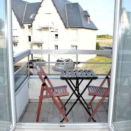 Le Petit - Entre Le Port Et La *