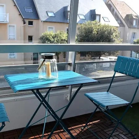 Le Petit - Entre Le Port Et La