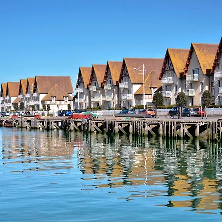 Le Petit - Entre Le Port Et La