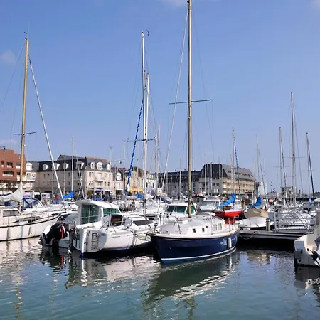 Le Petit - Entre Le Port Et La