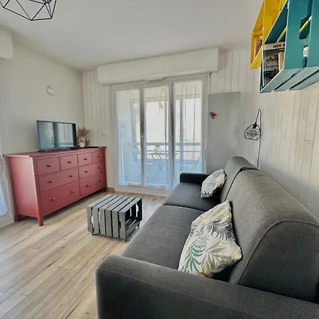 Le Petit - Entre Le Port Et La