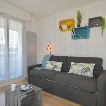 Le Petit - Entre Le Port Et La