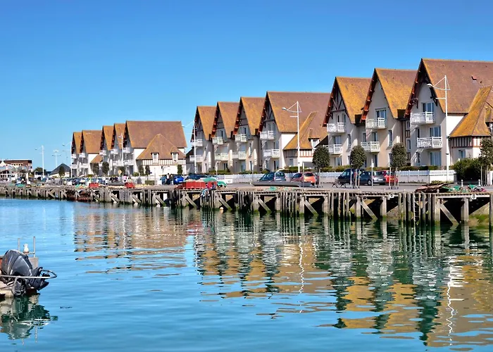 Le Petit - Entre Le Port Et La