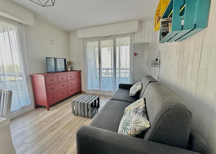 Le Petit - Entre Le Port Et La