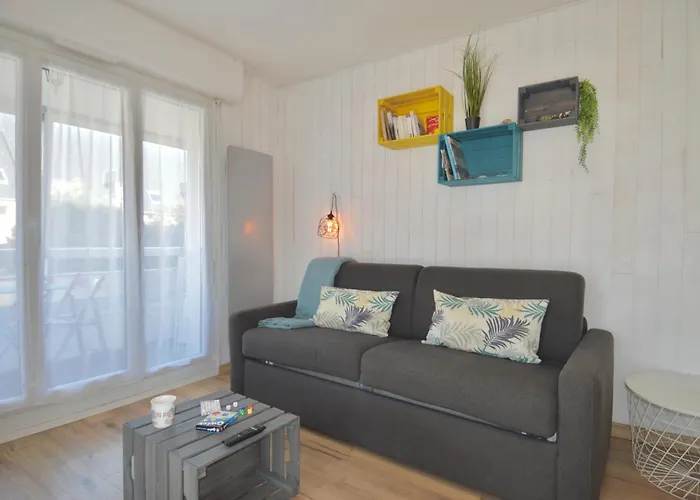 Le Petit - Entre Le Port Et La